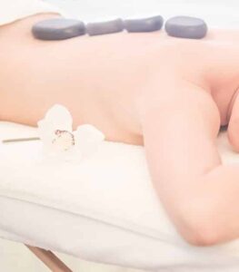 Hotstonemassage met warme basaltstenen en geurige olie voor ontspanning en pijnverlichtin